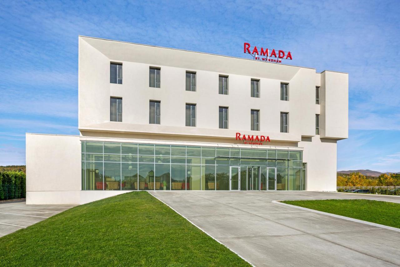 Hotel Ramada By Wyndham Târgu Jiu Exterior foto