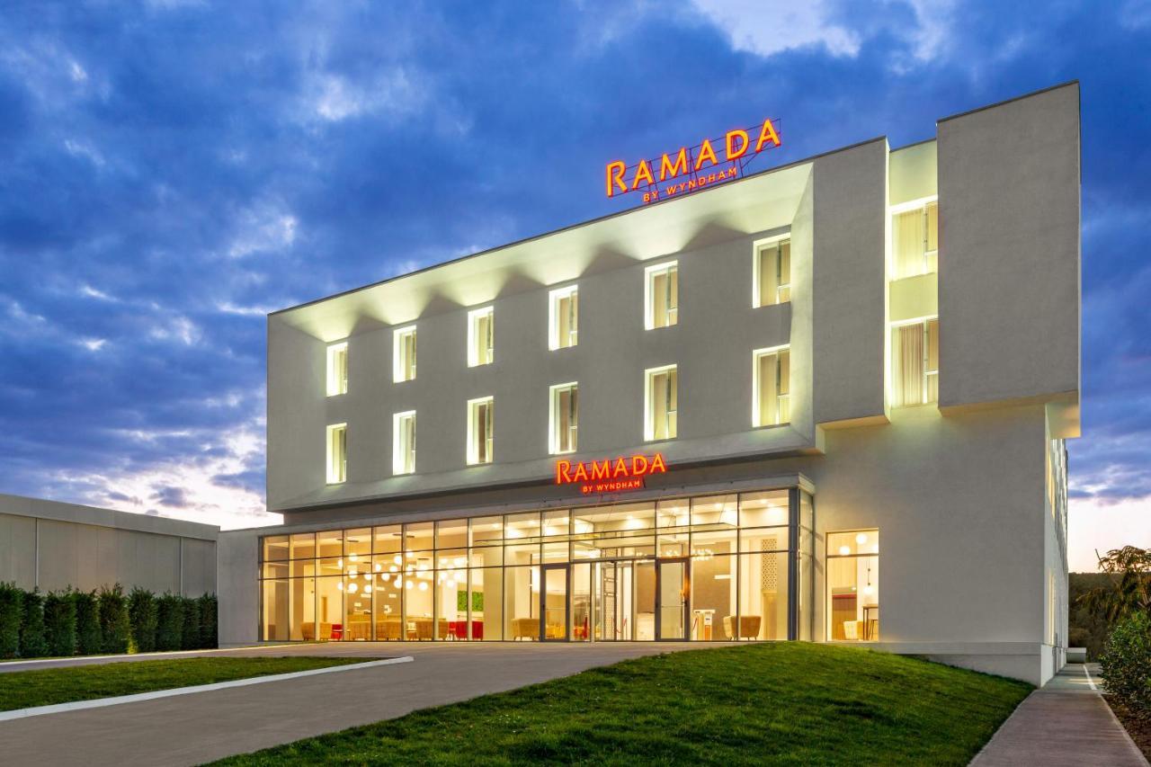 Hotel Ramada By Wyndham Târgu Jiu Exterior foto