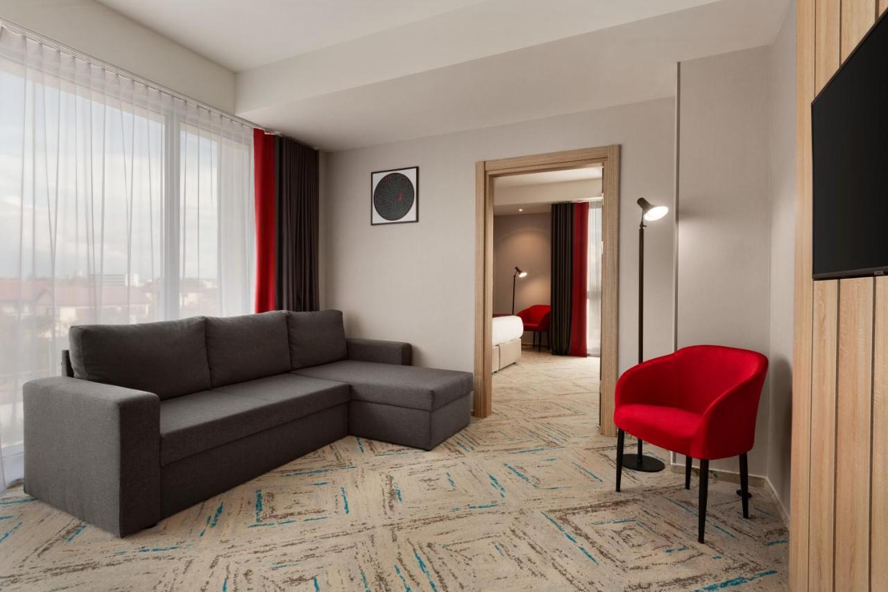 Hotel Ramada By Wyndham Târgu Jiu Exterior foto